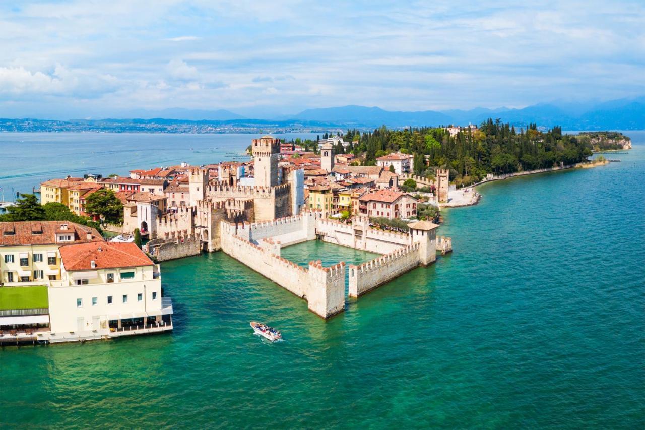 Apartment Charme And Relax With Garden And Swimming Pool Desenzano del Garda Kültér fotó