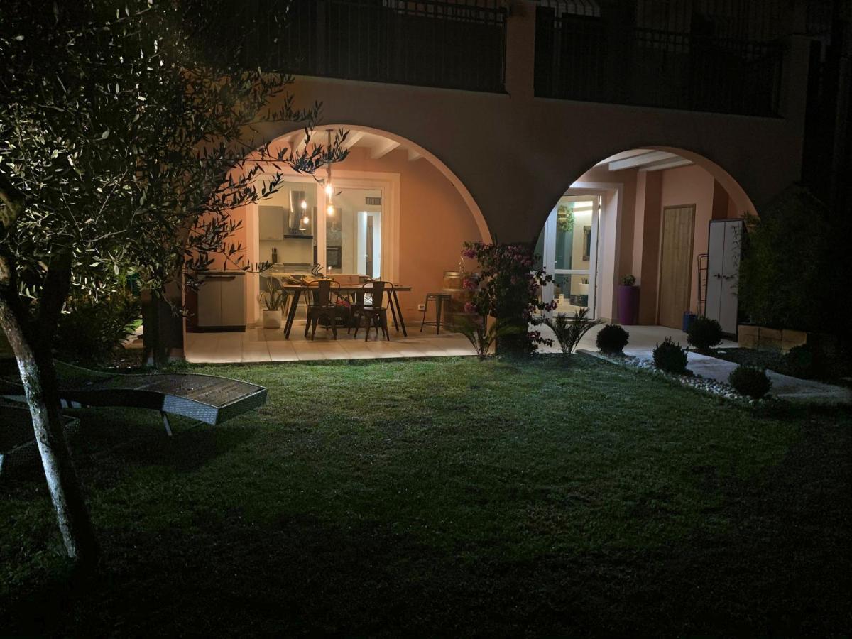 Apartment Charme And Relax With Garden And Swimming Pool Desenzano del Garda Kültér fotó